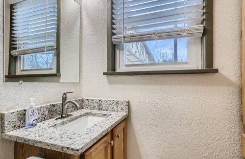 Lakewood House | This house is a 3 bedroom(s), 2 bathrooms, located in Lakewood, CO.