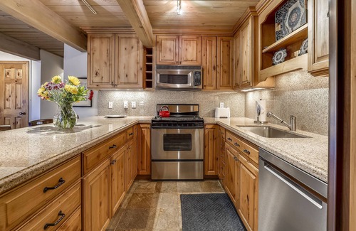 Downtown Condo | Top Floor Condo w/Mountain Views & Charm