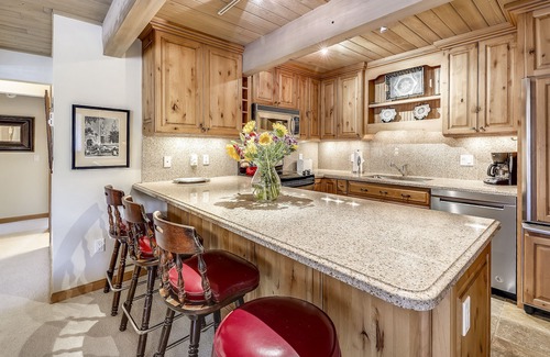 Downtown Condo | Top Floor Condo w/Mountain Views & Charm