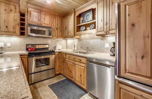 Downtown Condo | Top Floor Condo w/Mountain Views & Charm