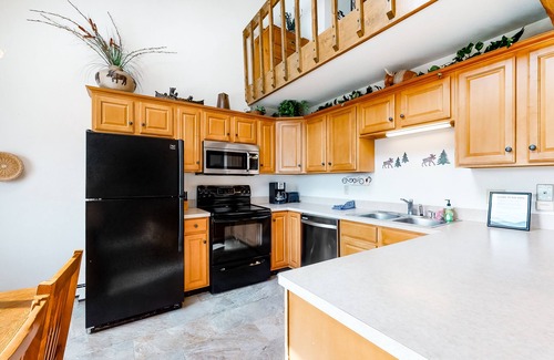 Wildernest Condo | Top-floor condo with mountain views, easy skiing, balcony & hiking