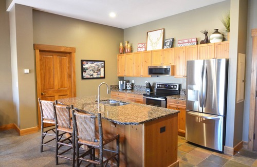 River Run Condo | Top Floor Renovated Springs Condo 2BR/3BA Sleeps 7 Large Deck
