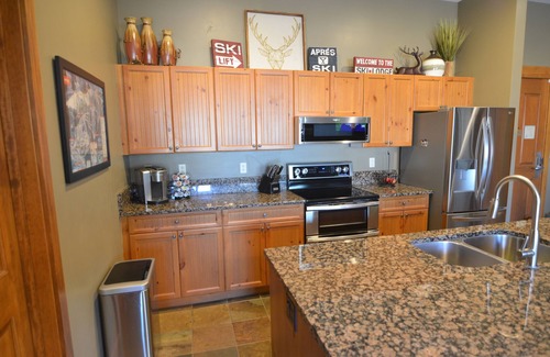 River Run Condo | Top Floor Renovated Springs Condo 2BR/3BA Sleeps 7 Large Deck