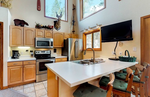 Grand Lake Condo | Top-floor riverside condo w/loft, balcony & onsite dining - close to town & lake