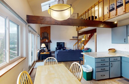 Wildernest Condo | Top-floor w/Mountain View