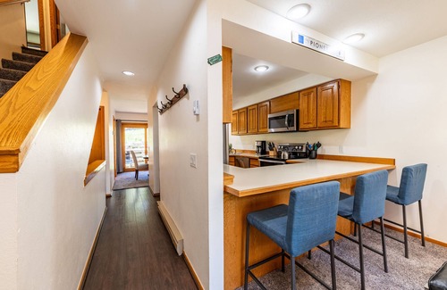 Warrior's Mark House | Townhouse, on bus route, quiet location