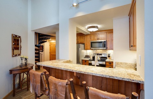 Steamboat Springs Condo | TR1303 | Great Layout | 10 Hot Tubs | Winter Shuttle | Close to Slopes | 4 Pools