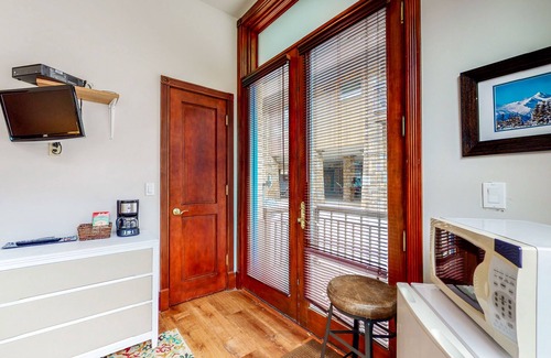 Telluride Condo | Two-story mountain condo with fireplace, grill & balcony