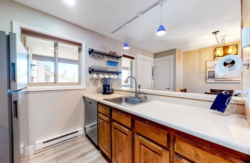 Steamboat Springs Condo | Updated, Top-Floor Condo w/Gas Fireplace, Shared Pool/Hot Tub - Walk to Shuttle