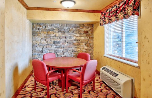 Northeast Colorado Springs Hotel | MCM Elegante Suites