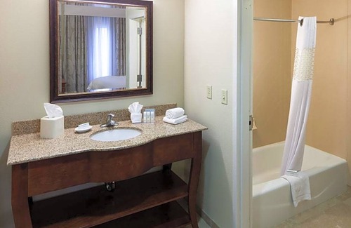 Southwest Colorado Springs Hotel | 2-Star Hotel ∙ Hampton Inn & Suites Colorado Springs/I-25 South
