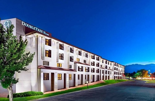 Southwest Colorado Springs Hotel | 3-Star Hotel ∙ DoubleTree by Hilton Colorado Springs