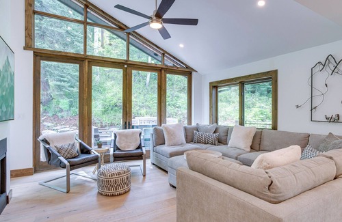 Intermountain House | Vail Getaway w/ Private Hot Tub & Mountain Views!