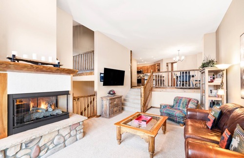 Four O'Clock House | Walk to Nearby Creek, Ski Lift or Town! Hot Tub!