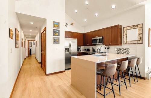 Historic District Condo | Walk to Town/Lifts. Mtn View. Pool, Hot Tubs.