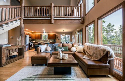 Valley of the Sun House | Whispering Pine Chalet - HotTub, Sauna, StargazingNet