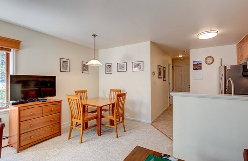 Four O'Clock Condo | Wildwood Suites Black Bear Condo: Ski-in, Downtown Breck