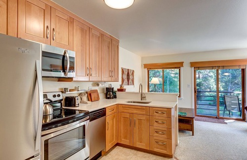 Four O'Clock Condo | Wildwood Suites Black Bear Condo: Ski-in, Downtown Breck
