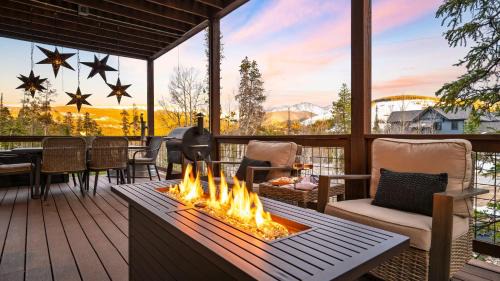 Elk Court Cabins House | Winterhaven Estate by AvantStay Sleeps 19 Guests Mountain Compound w Views Firepit Hot Tub