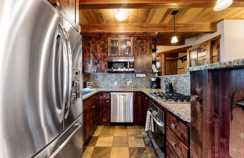 Steamboat Springs House | Wonderful condo close to lifts w/deck, full kitchen, fireplace, & washer/dryer