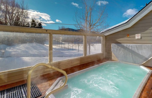 Summit Cove Condo | Woodsy condo with hot tub & pool - great location near ski resorts