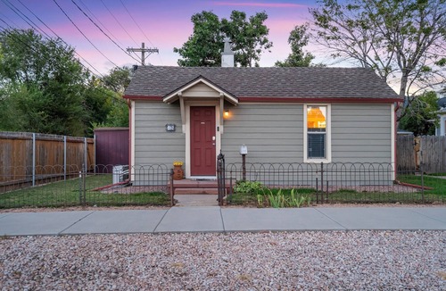 Downtown Colorado Springs Cottage | ᨒ Downtown Oasis ᨒ Steps to Dining, Cafes & Bars ᨒ
