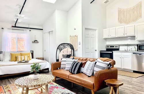 Scenic Heights Apartment | ᨒMonthly rent discountsᨒBoho ChicᨒSkylightsᨒKing BedᨒFast Wifi