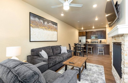 Lakeside Village Apartment | 1-bedroom Luxury Ski Retreat in the Heart of Keystone with free electric charger