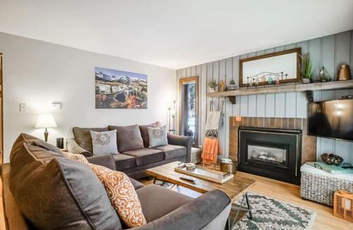 Warrior's Mark House | 1 BR Condo Walk to Lift and Main St Plus Pool with View