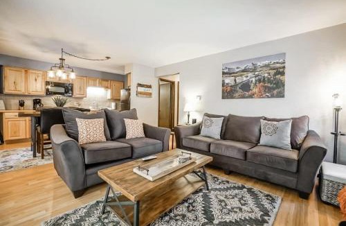 Warrior's Mark House | 1 BR Condo Walk to Lift and Main St Plus Pool with View