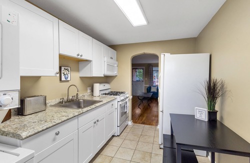 Englewood Apartment | 1 Month: Walk to Fun, Fiber Internet, 2 Bed 1 Bath Apartment