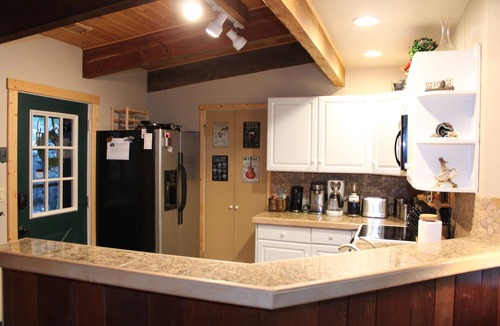Breckenridge Cabin | 1-story 3/3 w/Huge Deck, Hot Tub, Cozy Style & Pet-Friendly