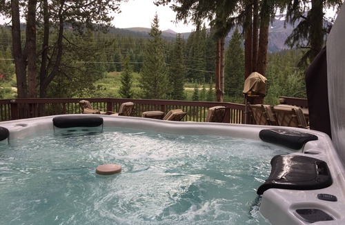 Breckenridge Cabin | 1-story 3/3 w/Huge Deck, Hot Tub, Cozy Style & Pet-Friendly