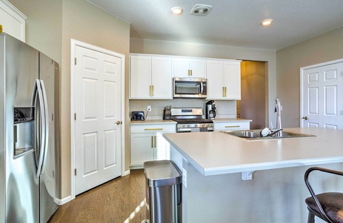 Aurora House | 10 Mi to DIA: Spacious Aurora House w/Yard!