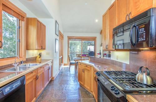 Mountain Village Condo | 102 m² Condo ∙ 1 bedroom ∙ 6 guests