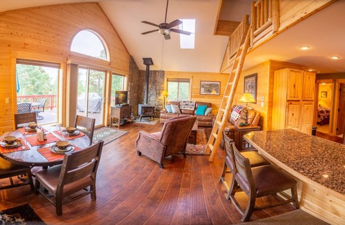 Warm Springs Cabin | 105 m² Cabin ∙ 2 bedrooms ∙ 5 guests