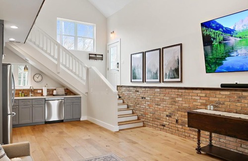 Castle Rock House | 110 Lewis St