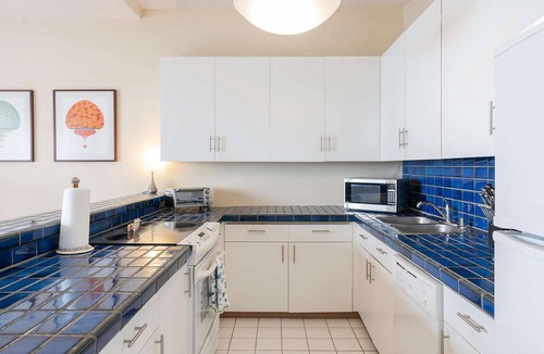 Downtown Honolulu Condo | 11th Fl Executive Centre | Parking | Pool | Patio