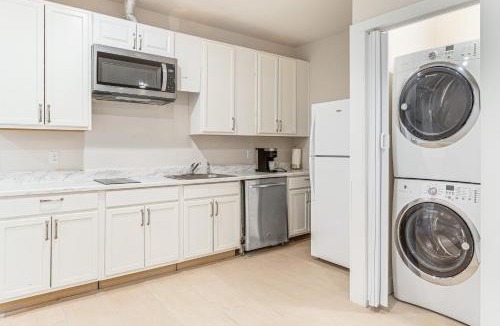Aurora Apartment | 12 Mi to Hospitals Modern Apartment in Aurora!