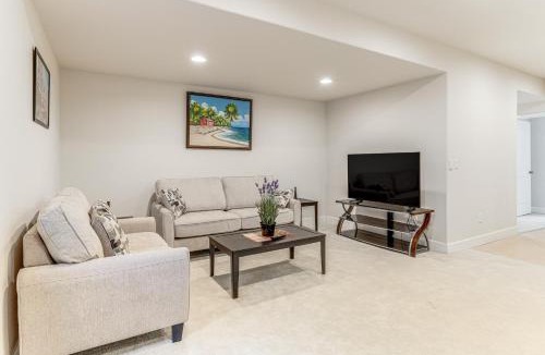 Aurora Apartment | 12 Mi to Hospitals Modern Apartment in Aurora!