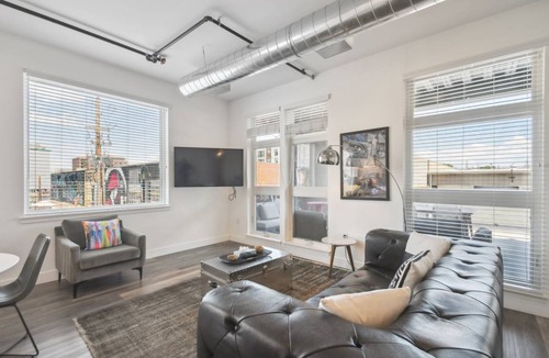 River North Art District Condo | 128 m² Condo ∙ 2 bedrooms ∙ 8 guests