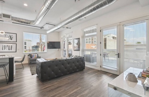 River North Art District Condo | 128 m² Condo ∙ 2 bedrooms ∙ 8 guests