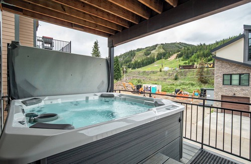 Old Town House | 120 Cedar Drive | Slopeside 4BR Townhome with Mountain Views & Hot Tub