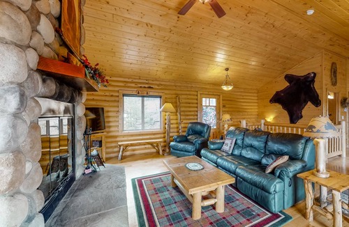 Rainbow Valley Cabin | 123 m² Cabin ∙ 3 bedrooms ∙ 7 guests