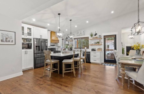 Monument Cottage | 123 Washington · Quaint -Farmhouse style house in Downtown Monument