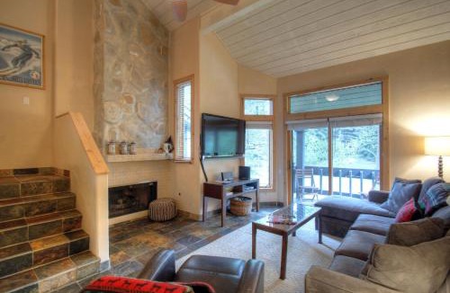 Avon House | 127 Ridgepoint Townhouse