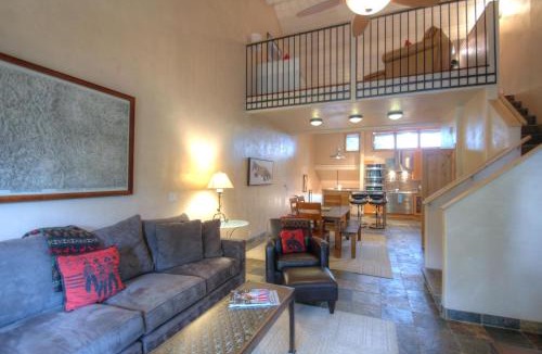 Avon House | 127 Ridgepoint Townhouse
