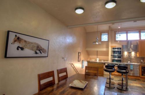 Avon House | 127 Ridgepoint Townhouse
