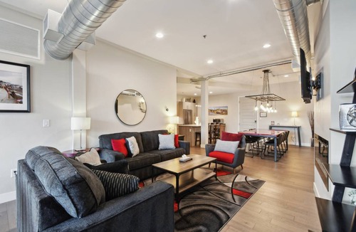 River North Art District Condo | 135 m² Condo ∙ 2 bedrooms ∙ 8 guests