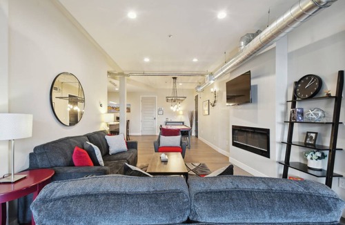 River North Art District Condo | 135 m² Condo ∙ 2 bedrooms ∙ 8 guests